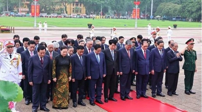 Senior leaders pay tribute to President Ho Chi Minh on his 135th birthday